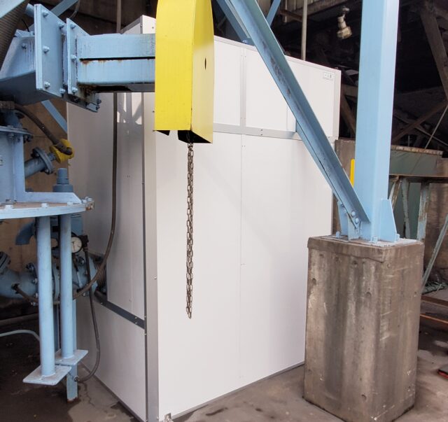 工場屋外のブロワーの騒音対策＠神奈川県～吸遮音パネルをL字に設置し低周波騒音を約10㏈低減