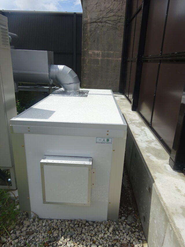 工場内のポンプの騒音対策～低周波騒音に適した防音材を使用した防音ボックス