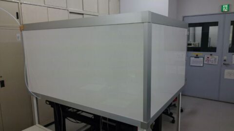 液晶メーカーの除振機の騒音対策~粉塵の出ない薄型軽量な防音カバーを製作