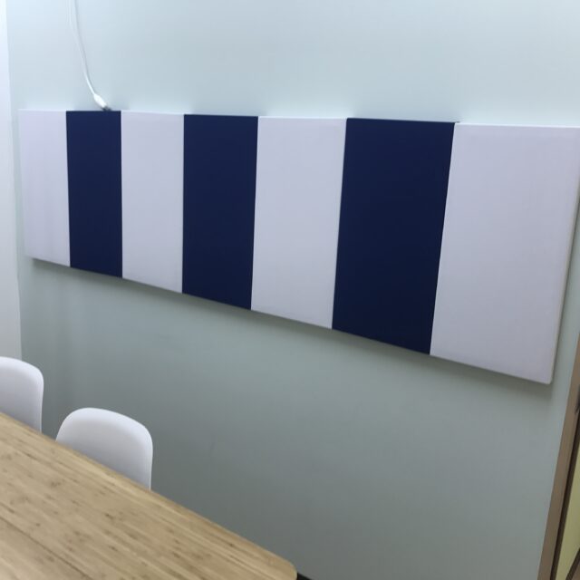 オフィスの騒音対策～室内向け吸音パネルで反響音を低減