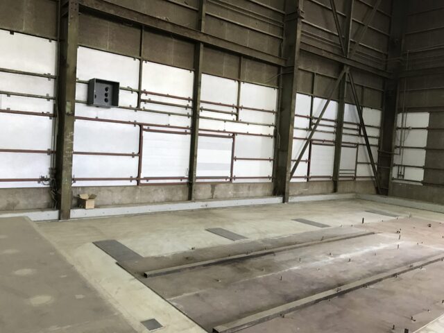 プレス機の騒音対策～工場内の壁に吸音パネルを設置し作業環境を改善