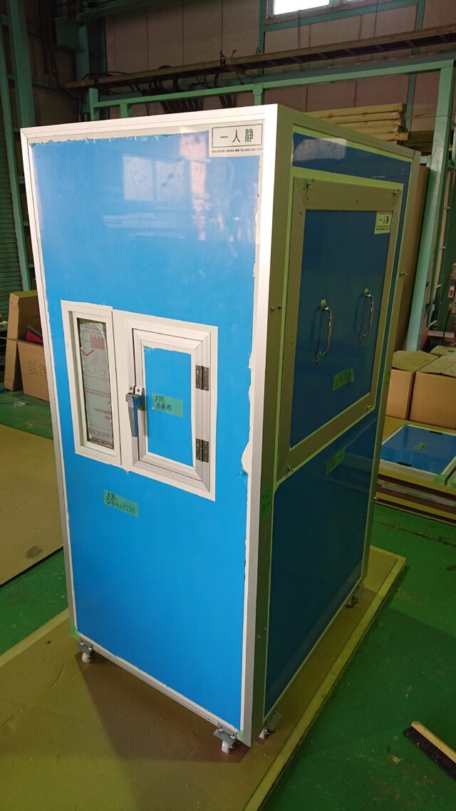 鋼材メーカーのチラーの騒音対策～可動式の吸音パネルを設置