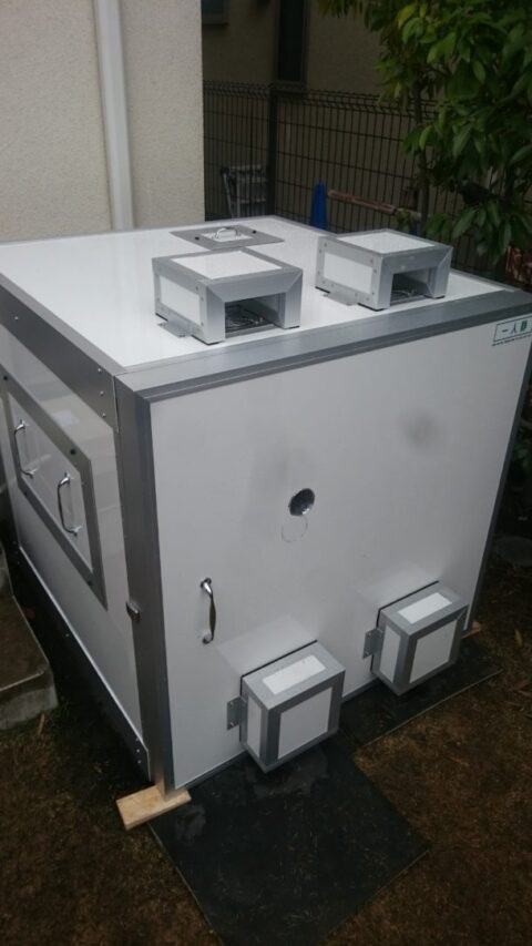 発電機の騒音対策～蓄熱の問題を解決する仕様の防音ボックスを施工