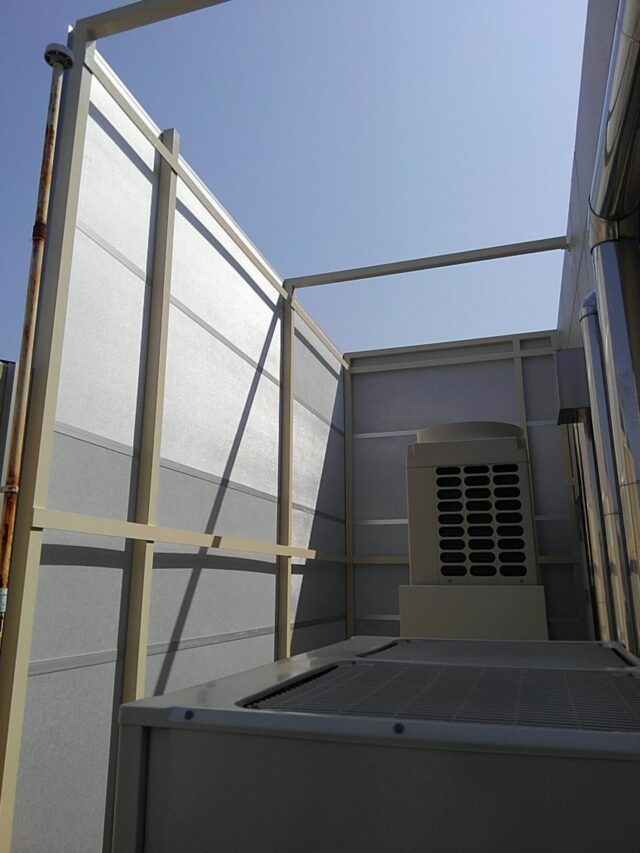 大型室外機の騒音対策～防音壁を設置し直接騒音と反響音を低減