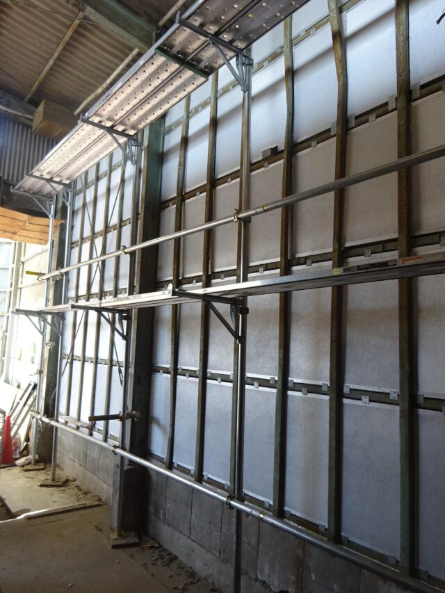 工場の大型機械の騒音対策～壁に防音パネルを取り付け内外の騒音を改善