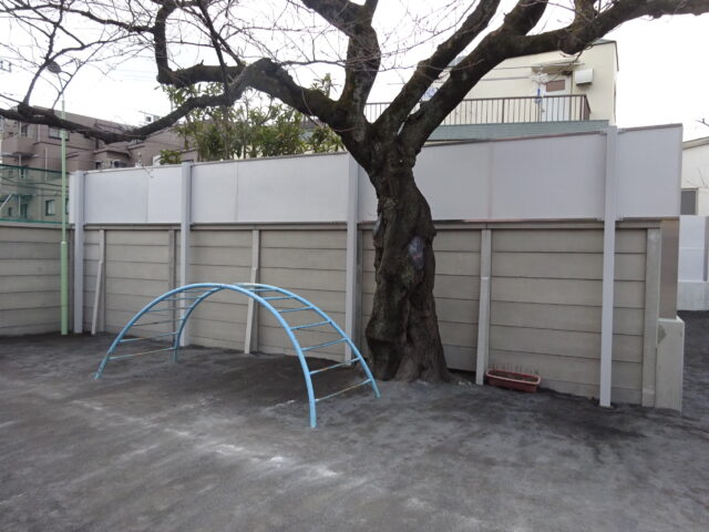 幼稚園の防音対策～高い声に適した『一人静タイプA』の防音壁を屋外に設置