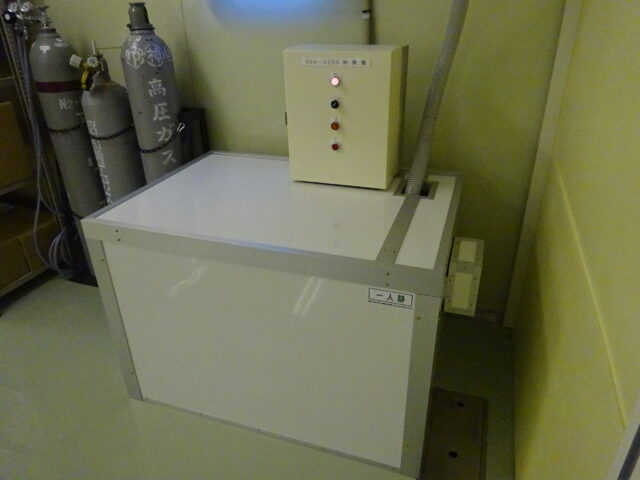 工場内のコンプレッサーの騒音対策～室内でも場所を取らない防音カバーを採用