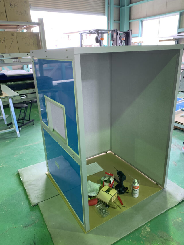 製本会社のパンチングマシーンの騒音対策～狭い場所でも対応可能な防音カバーを採用