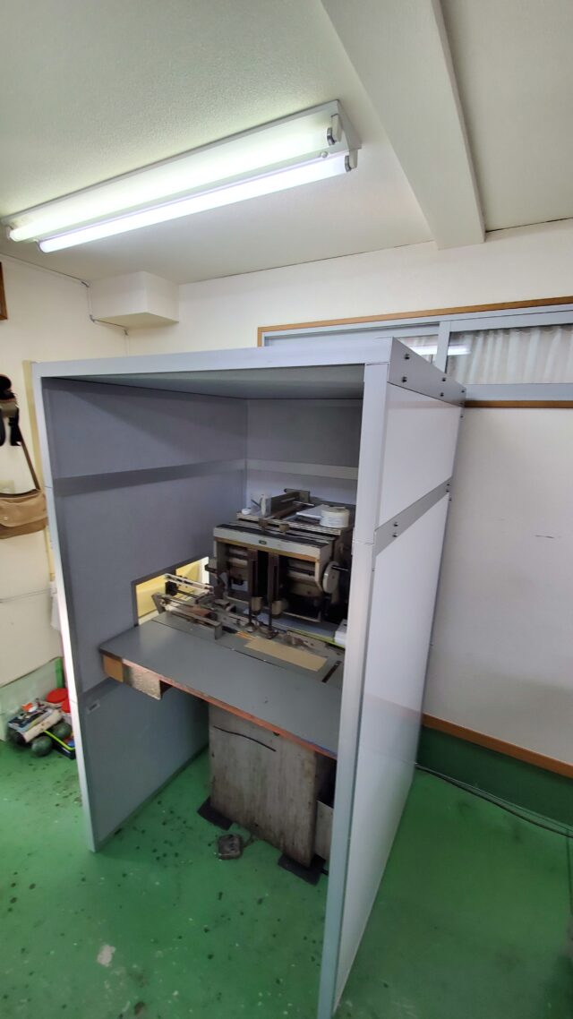 敷地境界線での騒音対策～4面体の防音カバーで機械停止時と同程度まで低減