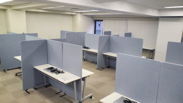オフィス内の会話の反響音対策＠日本橋～吸音パーテーションを導入