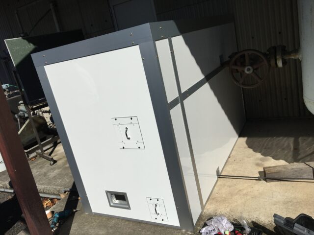 機械のベルトの騒音対策～低周波用防音BOX（床無し5面体）で約10㏈低減