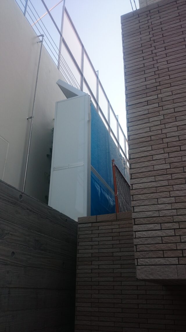 一般住宅の給湯機の騒音対策～雨風に強く薄型軽量の防音壁を施工