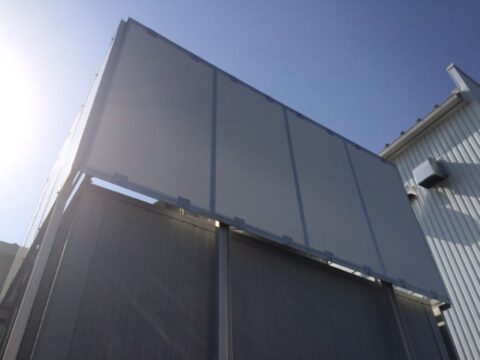 クーリングタワーの騒音対策@岡山県~多湿環境に適したパネル採用の防音壁を施工