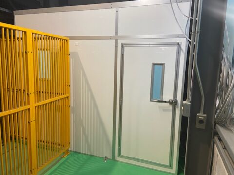 工場内の騒音対策＠茨城県～作業に集中できるエアコン完備の事務所（防音室）を製作