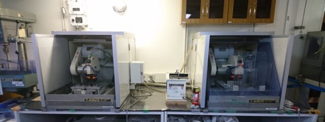 岩石カッターの騒音対策～一部開放の防音BOXでも約10㏈低減