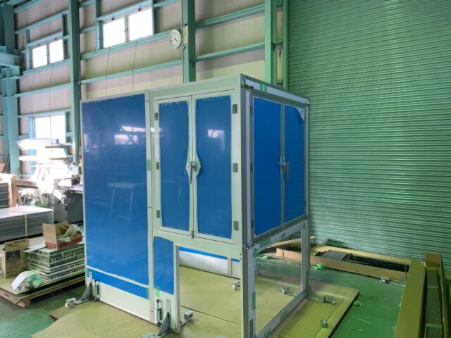 ベルトコンベアの騒音対策～簡単に組み立て可能な防音パーティションで施工費を削減