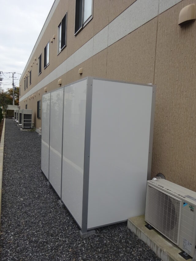 室外機の騒音対策＠東京～既存の基礎とアルミフレームを活用して防音壁を新設