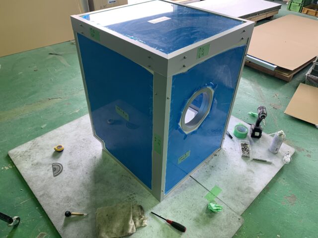 切削工具メーカーの混練機の騒音対策~水に強い防音材を使用した四面体カバーを製作