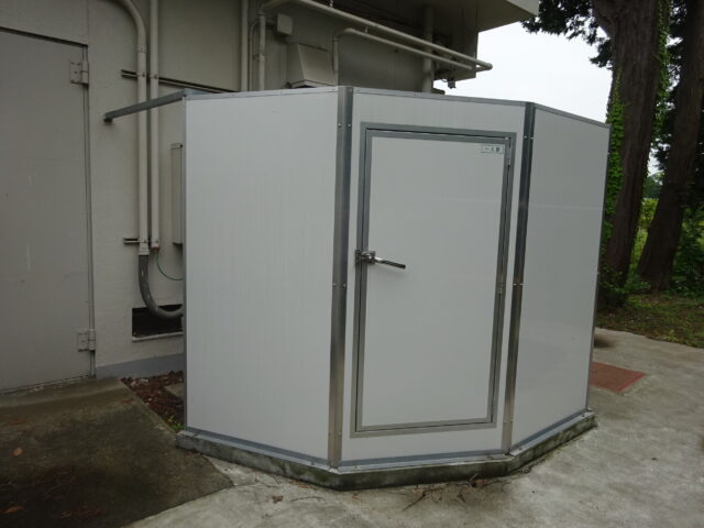 工場敷地内のコンプレッサーの騒音対策＠東京～防音壁を施工し暗騒音に近づけ解決