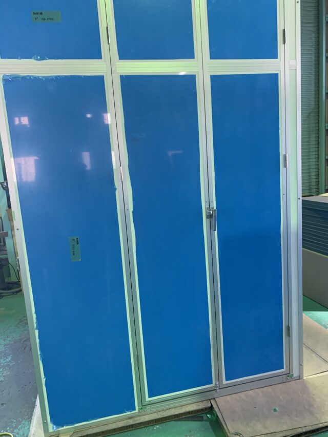 粉砕機の騒音対策～フォークリフトでアルミくずを運ぶため観音扉付きの防音カバーを製作