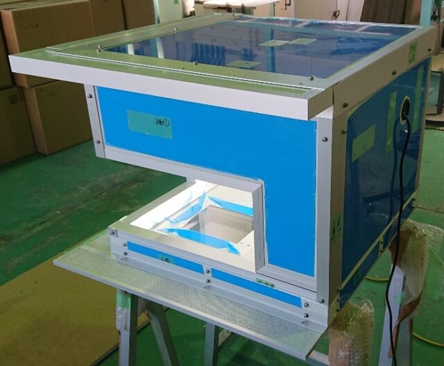 フィルムメーカー工場内の粉砕機の騒音対策～専用の防音ボックス施工で作業環境改善