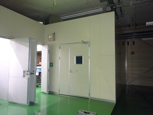 情報機器メーカー作業現場の騒音対策＠東京～窓ガラス付きの大型防音室を複数設置