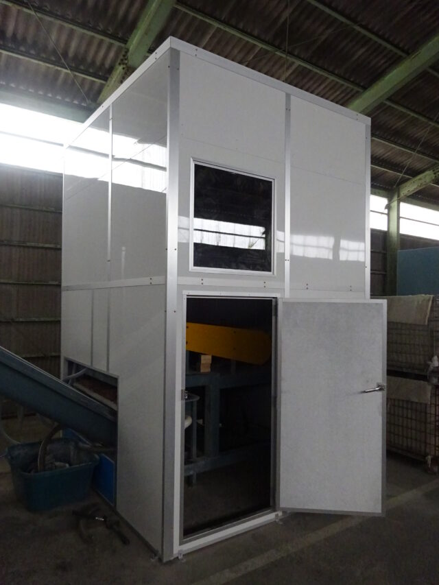 破砕機の騒音対策～扉や開口部のある大型の防音ボックスを施工
