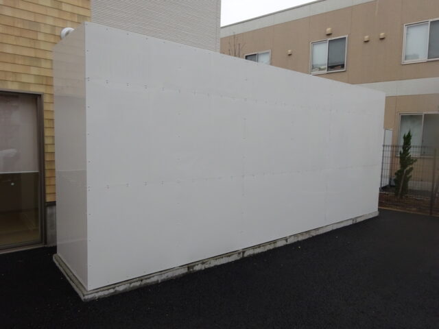 幼稚園の業務用室外機の騒音＆目隠し対策＠東京都～特注のアルミ板のみ設置