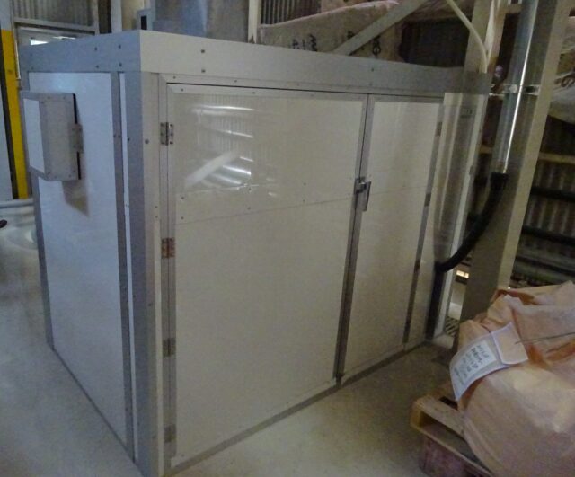 工場内ブロアの騒音対策＠平塚市～専用防音カバーで低周波騒音を削減し作業環境を改善