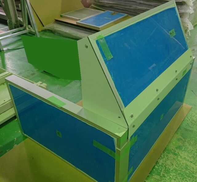 防音壁に庇(ひさし)を取付けて音の回り込みを軽減～室外機など屋外の騒音源に有効