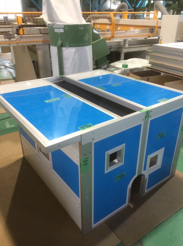 工場内ブロアの騒音対策～排熱と配管の切り欠きに対応した防音ボックスを製作