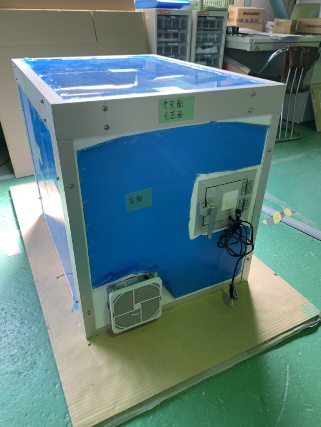 冷凍機の騒音対策～放熱パネル使用の防音ボックスで熱籠りを解消