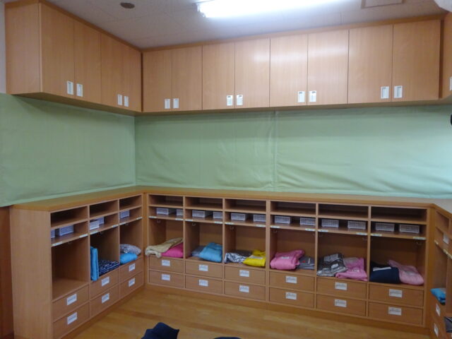 幼稚園の反響音対策～有害物質が発生せずチクチクしない吸音材『ホワイトウール』使用