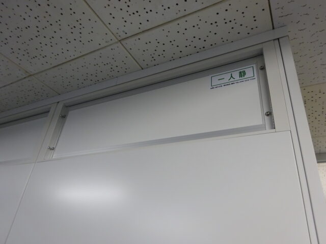 オフィス内欄間の騒音対策～高い加工性と軽量素材により1時間半で設置完了