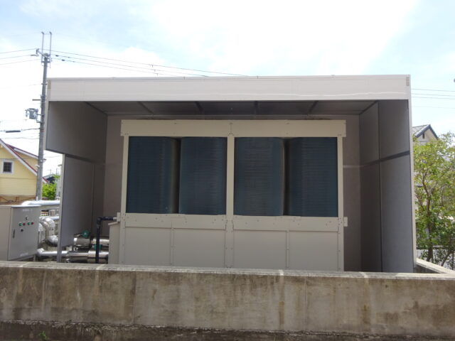 工場敷地内チラーの騒音対策～現場状況に合わせた4面体防音壁を作成