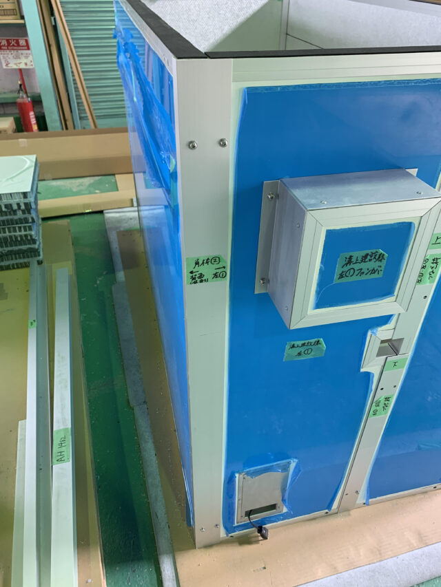 工場内コンプレッサーの騒音対策～熱が籠らずメンテナンス可能な防音ボックスを製作