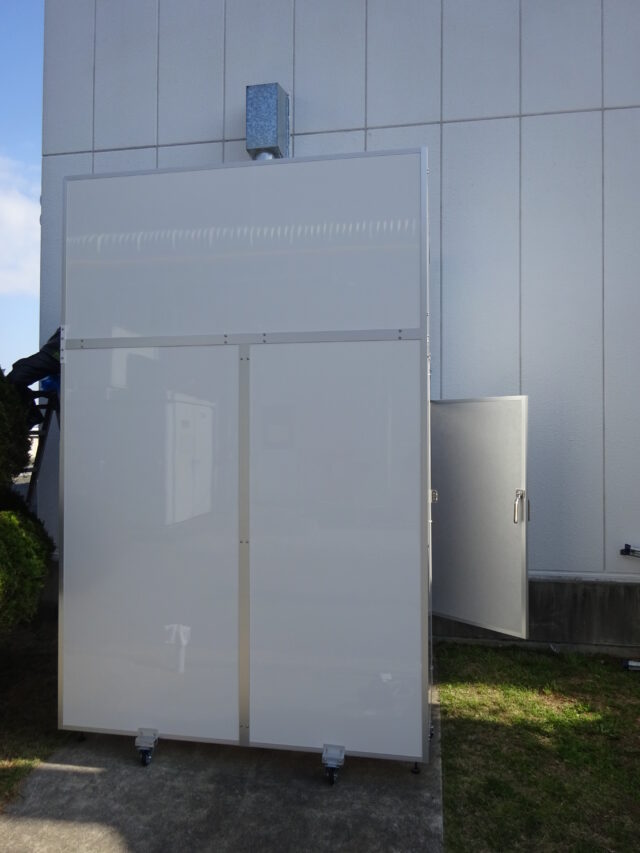 大型機械用の室外機の騒音対策～キャスター付きの防音壁を約7時間で設置