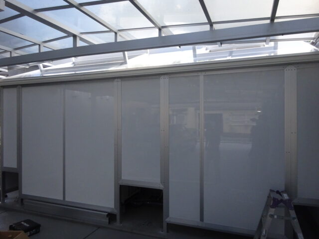 マルチ室外機の騒音対策@京都府～屋根付き防音カバーで音の回り込みをブロック