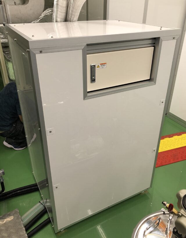 電子機器メーカー様の工場内のブロワーユニットを静音化～既存のフレームに防音パネルを設置