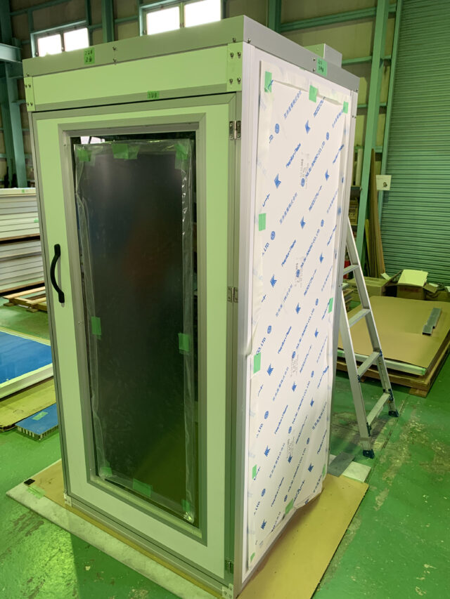 オフィス内のテレワーク用防音対策～ドライバー1本で組立て可能な意匠性のある防音室を製作