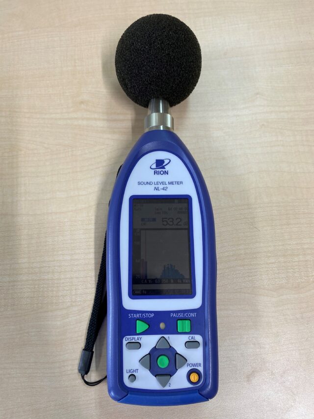 食品メーカーの騒音の現地調査に同行～採寸から対策方法の打ち合わせ