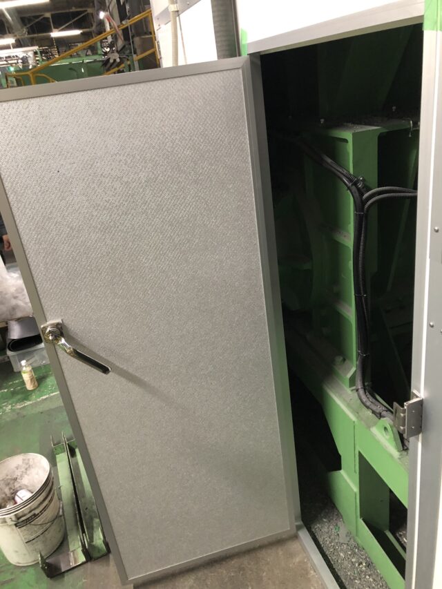 設置済みの粉砕機用防音ボックスに片開き扉を追加工