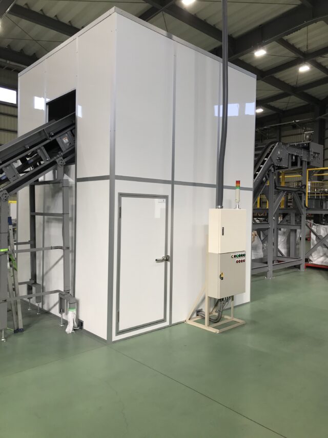 ソーラーパネル用粉砕機の騒音対策～内部で作業ができる5面体防音カバーを製作