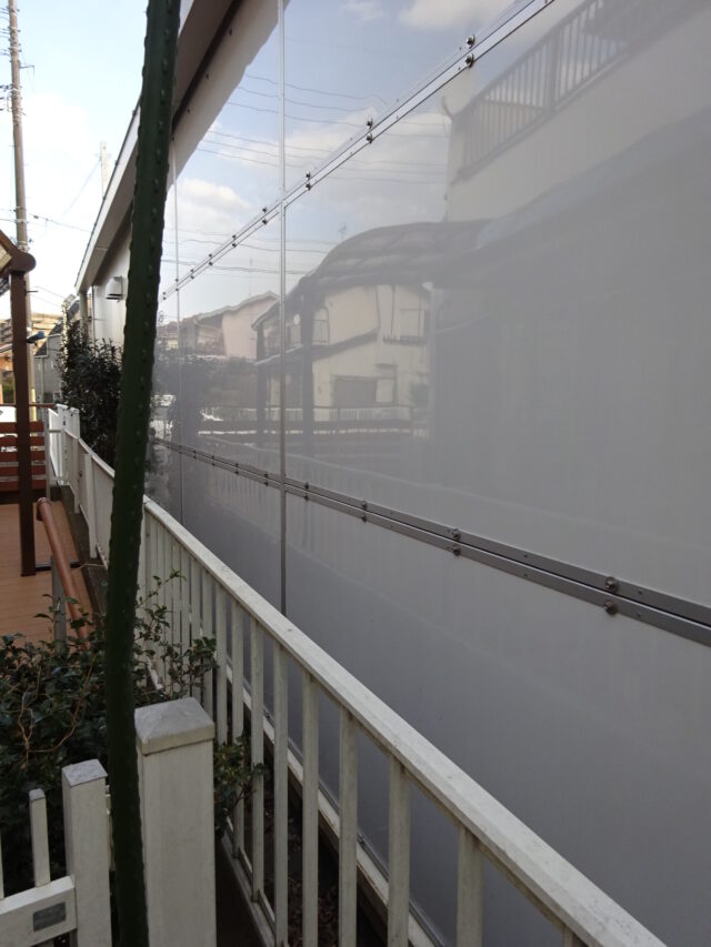 コンビニ駐車場の騒音対策～低周波対応『一人静タイプL』の防音壁でエンジン音を削減