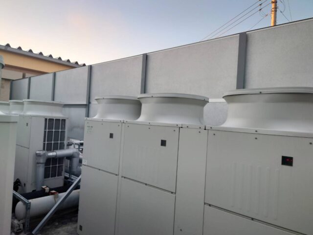 大型室外機の騒音対策～高さ3mの防音壁で反射音も防ぎ20dB低減