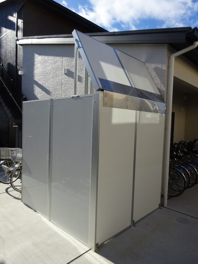 一般住宅の室外機の騒音対策～熱とメンテナンス性に配慮した三面体の防音壁