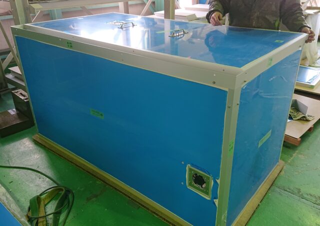 発電機の騒音対策～反響音と回り込み音を低減する4面体の防音カバーを製作