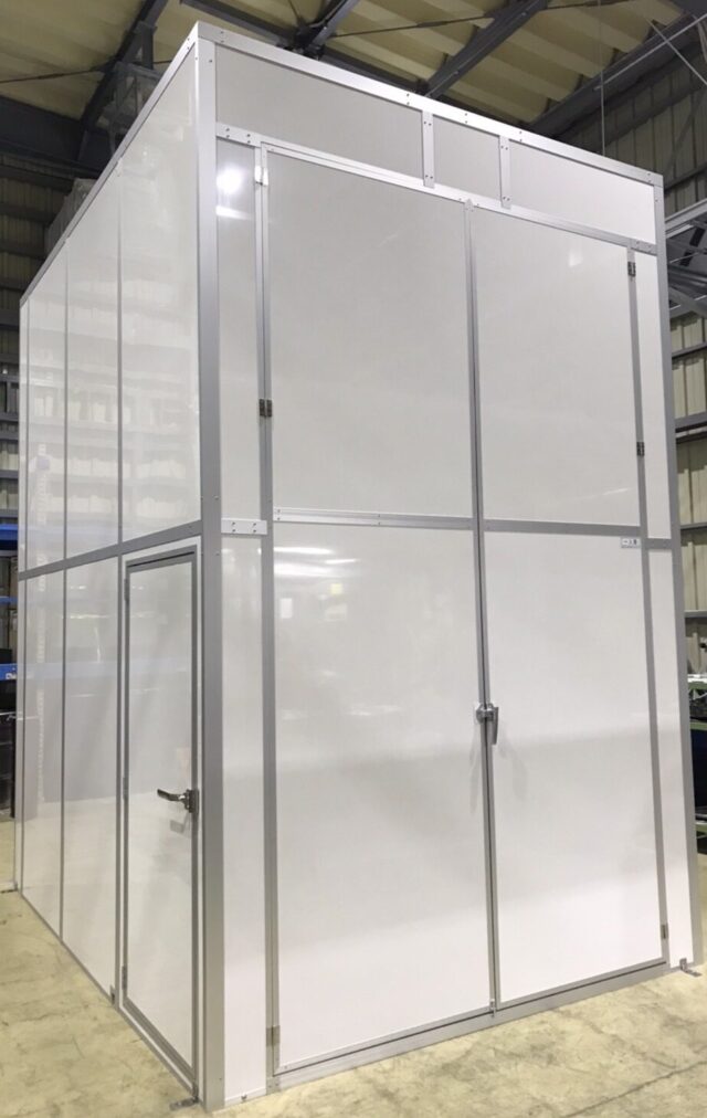 大型粉砕機の騒音対策～高さ3.5mの観音扉を用いた防音室を製作