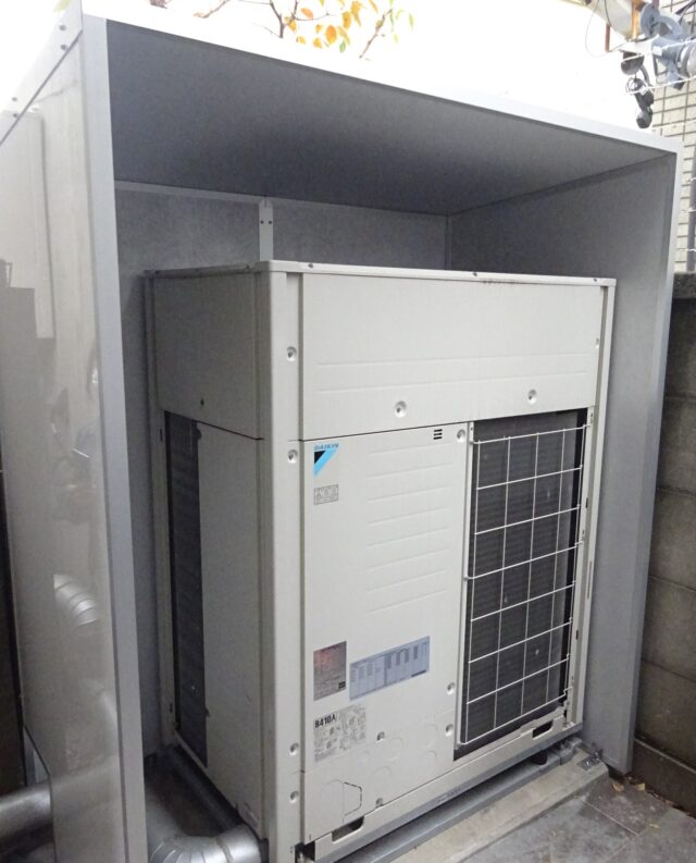 室外機の騒音対策～狭い場所にも設置できる4面体の防音カバーで近隣トラブルを回避