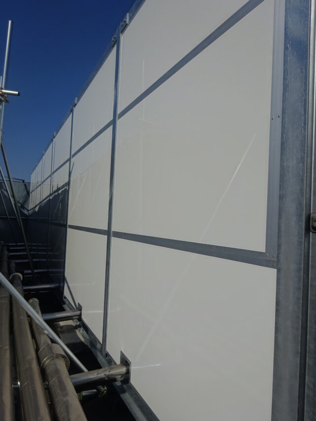 屋上の排気ファン騒音対策～軽量・薄型パネル使用の防音壁設置は重機不要